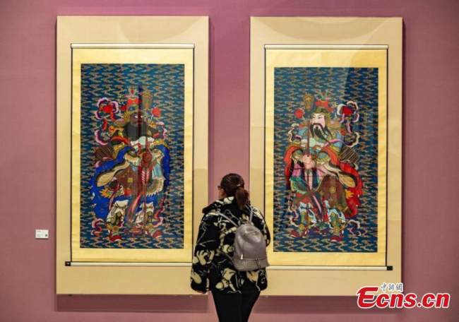 Ένα σετ ζωγραφικής ξυλοτυπίας Γιανγκλιουτσίνγκ για την Πρωτοχρονιά με την εικόνα δύο ισχυρών στρατηγών, του Τσινγκ Τσιονγκ και του Γιουτσι Τζινγκντέ από τη δυναστεία Τανγκ (618-907 μ.Χ.) εκτίθεται στο στο Εθνικό Μουσείο Τεχνών και Χειροτεχνίας της Κίνας που συστεγάζεται με το Μουσείο Άυλης Πολιτιστικής Κληρονομιάς της Κίνας στο Πεκίνο, 8 Φεβρουαρίου 2022. (Φωτογραφία: China News Service/Hou Yu)
