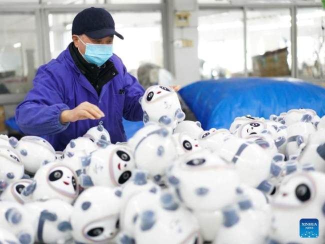 Ένας εργαζόμενος κατασκευάζει την αγαπημένη μασκότ (吉祥物 Jíxiáng wù) Μπινγκ Ντουν Ντουν σε έναν αδειοδοτημένο κατασκευαστή στο Τσιντόνγκ, της επαρχίας Τζιανγκσού της ανατολικής Κίνας, στις 8 Φεβρουαρίου 2022.