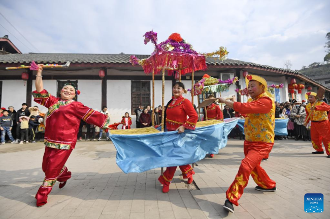 Εθελοντές δίνουν παράσταση στην αρχαία κωμόπολη Τζόουζι, στην επαρχία Σιτσουάν της νοτιοδυτικής Κίνας, 13 Φεβρουαρίου 2022. (Φωτογραφία: Xinhua)