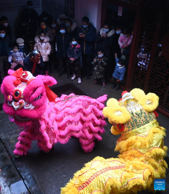 Ντόπιοι εκτελούν τον χορό του λιονταριού στο χωριό Σιλιάν, στην πόλη Λιουτζόου, στην Αυτόνομη Περιοχή Γκουανγκσί Τζουάνγκ της νότιας Κίνας, 13 Φεβρουαρίου 2022.