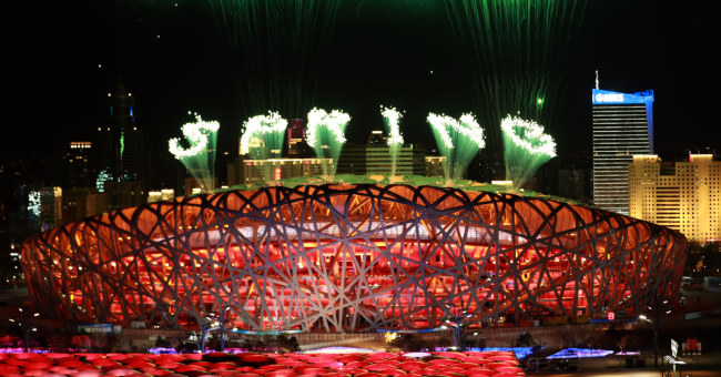 Πυροτεχνήματα φωτίζουν τον νυχτερινό ουρανό κατά την τελετή έναρξης των Χειμερινών Ολυμπιακών Αγώνων του Πεκίνου 2022 στην «Φωλιά του Πουλιού», στις 4 Φεβρουαρίου 2022. [Φωτογραφία/Xinhua]