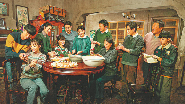 Μια σκηνή από το τηλεοπτικό δράμα «Ένα Ταξίδι Ζωής» δείχνει τρεις γενιές μιας οικογένειας στη βορειοανατολική Κίνα, να γιορτάζουν το Φεστιβάλ της Άνοιξης φτιάχνοντας τζιάοζι. (φωτογραφία/CHINA DAILY)