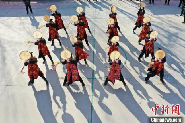Ντόπιοι χορευτές εκτελούν τον χορό Μπιανγκ-Μπιανγκ, έναν παραδοσιακό τελετουργικό χορό της εθνότητας των Του, στην πόλη Χαϊντόνγκ, που βρίσκεται στην επαρχία Τσινγκχάι της βορειοδυτικής Κίνας, στις 22 Φεβρουαρίου 2022.