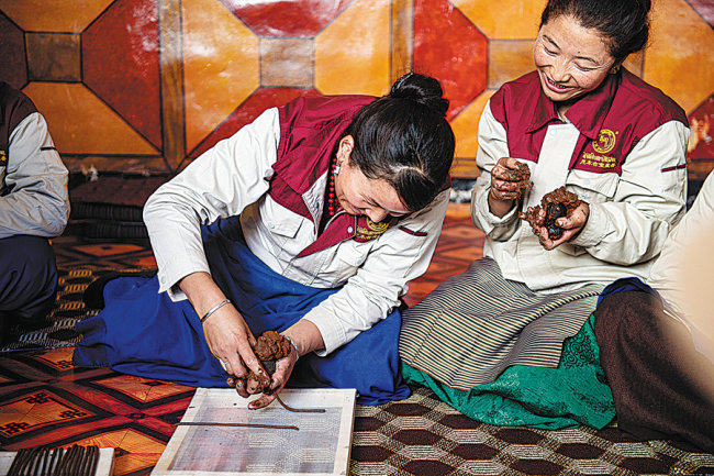 Εργάτριες φτιάχνουν θιβετιανό θυμίαμα σε ένα εργαστήριο στο Νιέμο.[Φωτογραφία/Xinhua]