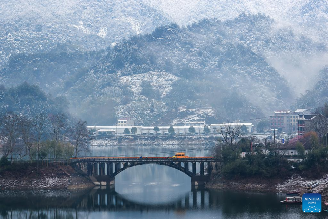Η φωτογραφία που τραβήχτηκε στις 23 Φεβρουαρίου 2022 δείχνει τα χιόνια του χωριού Σιτοουμπού του δήμου Φουγουέν στην κομητεία Τσου’αν, Χανγκτζόου, στην επαρχία Τζεγιάνγκ της ανατολικής Κίνας. (Φωτογραφία Mao Yongfeng/Xinhua)