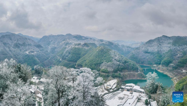 Αεροφωτογραφία που τραβήχτηκε στις 23 Φεβρουαρίου 2022 δείχνει τη θέα με το χιόνι του χωριού Μαοχουό στην περιοχή Χαϊσού του Νιγκμπό, στην επαρχία Τζετζιάνγκ της ανατολικής Κίνας. (Φωτογραφία Hu Xuejun/Xinhua)