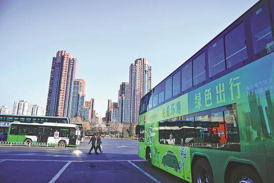 Ηλεκτρικά λεωφορεία στο Πεκίνο. (Η φωτογραφία παρέχεται στην China Daily)