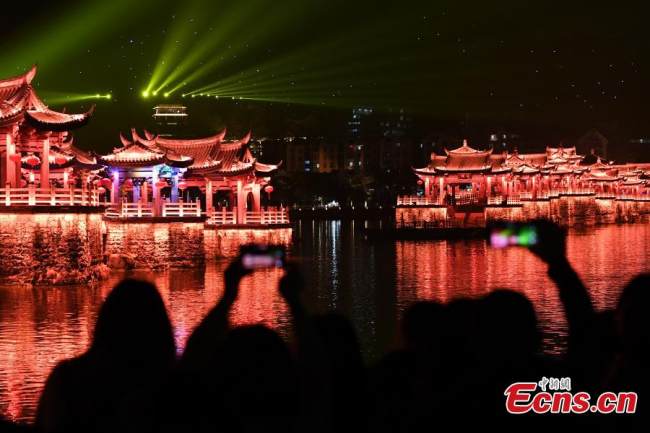 Η γέφυρα Γκουανγκτζί φωτίζεται κατά τη διάρκεια μιας παράστασης φωτός στο Τσαοτζόου της επαρχίας Γκουανγκντόνγκ της νότιας Κίνας, στις 28 Φεβρουαρίου 2022. (Φωτογραφίες China News Service)
