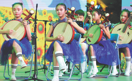 Νεαροί ερμηνευτές παίζουν Χαϊνάν μπαγίν σε έναν διαγωνισμό στο Χαϊκόου της επαρχίας Χαϊνάν, σε αυτήν τη φωτογραφία αρχείου από το 2020. ZHANG MAO/FOR CHINA DAILY