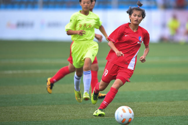 Η Γουάνγκ Χουιμίν, μέλος της γυναικείας ομάδας ποδοσφαίρου Τσιονγκτζόνγκ στην επαρχία Χαϊνάν της νότιας Κίνας, αγωνίζεται σε έναν αγώνα κατά τη διάρκεια του Gothia Cup το 2017. (Η φωτογραφία είναι ευγενική προσφορά του συνεντευξιαζόμενου)