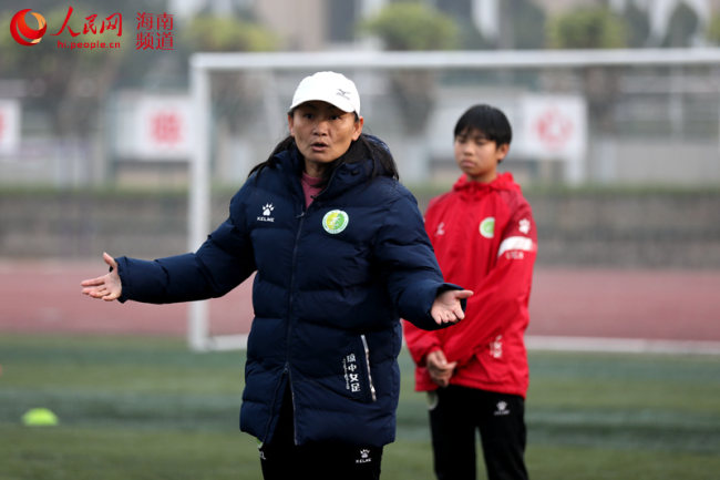 Η φωτογραφία δείχνει τον Γου Σιαολί, προπονητή της γυναικείας ομάδας ποδοσφαίρου Τσιονγκτζόνγκ στην επαρχία Χαϊνάν της νότιας Κίνας. (People's Daily Online/Fu Wuping)