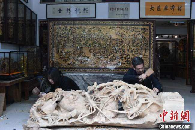 Η Τσεν Τζια και ο πατέρας της δημιουργούν ένα μεγάλο έργο τέχνης Τσαοτζόου. (Chinanews.com/Chen Chuhong)