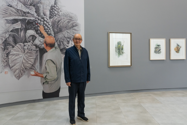 Ο Ζενγκ Σιαολιέν σε φωτογραφία μπροστά από τα έργα του. [Φωτογραφία/chinadaily]