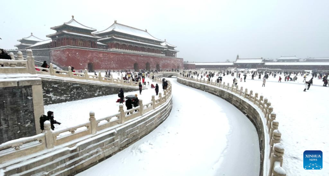 Επισκέπτες στο Μουσείο του Παλατιού στο Πεκίνο, πρωτεύουσα της Κίνας, 13 Φεβρουαρίου 2022. (Xinhua/Li Xin)