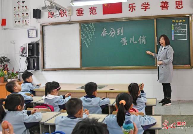 Η φωτογραφία τραβήχτηκε στις 18 Μαρτίου και δείχνει μια δασκάλα να εξηγεί τον παραδοσιακό κινεζικό πολιτισμό για τις 24 Ηλιακές Περιόδους στους μαθητές της, σε ένα δημοτικό σχολείο στην Σιανζού, της πόλης Ταϊτζόου, στην επαρχία Τζετζιάνγκ της Κίνας. (φωτογραφία / Guangming Picture)