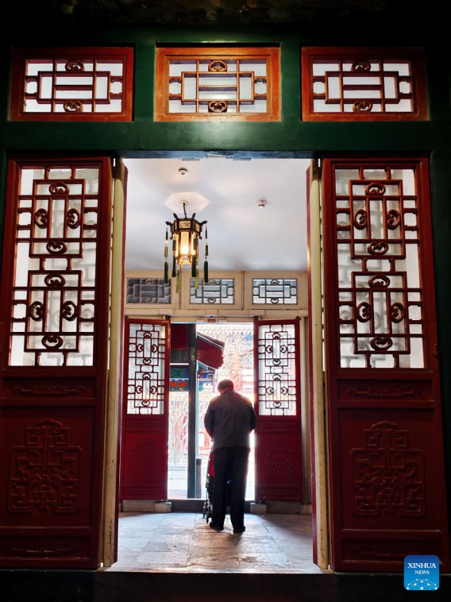 Επισκέπτες στο Μουσείο του Παλατιού του Πρίγκηπα Κουνγκ στο Πεκίνο, πρωτεύουσα της Κίνας, 9 Φεβρουαρίου 2022. (Xinhua/Meng Tao)