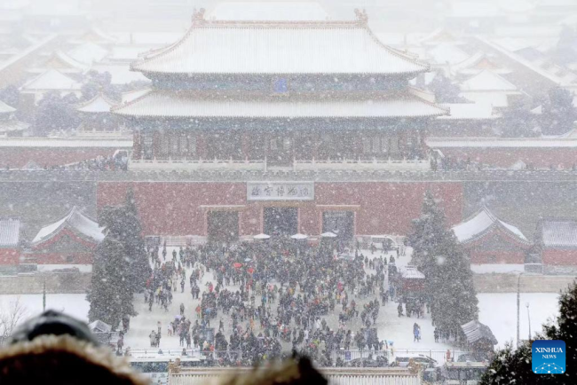 Κόσμος επισκέπτεται το Μουσείο του Παλατιού στο Πεκίνο, πρωτεύουσα της Κίνας, 12 Φεβρουαρίου 2019. (Xinhua/Ma Xiaodong)