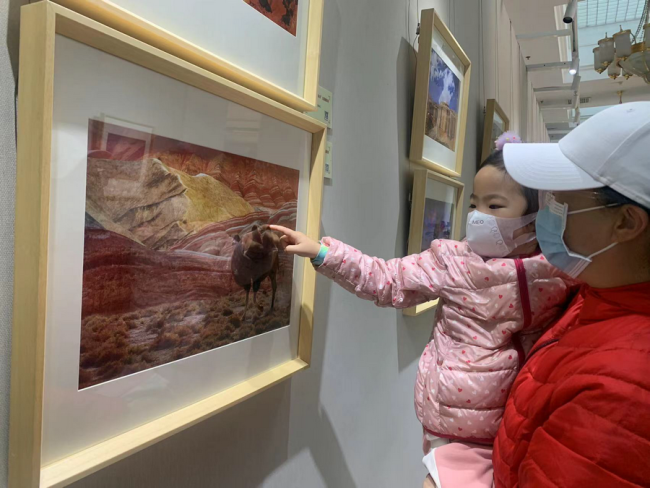 Το Εθνικό Παλάτι των Πολιτισμών των Εθνοτήτων στο Πεκίνο, διοργανώνει φωτογραφική έκθεση για τη ζωή και τον πολιτισμό των Γιουγκούρ. [Η φωτογραφία παρέχεται στην China Daily]