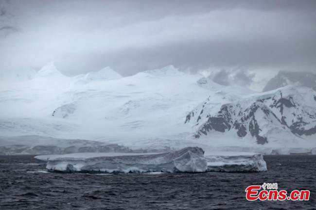 Φωτογραφία που τραβήχτηκε στις 7 Φεβρουαρίου 2022, δείχνει παγετώνες, πάγο και βουνά στο νησί Πέτερμαν στην Ανταρκτική. (Φωτογραφία/VCG)