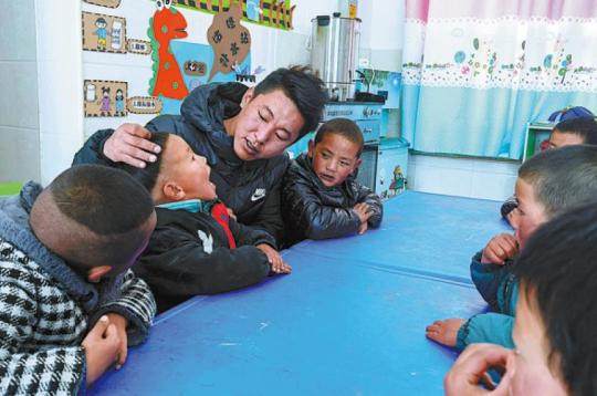 Ο Μίγκμαρ Τσέρινγκ, ο διευθυντής του νηπιαγωγείου του χωριού Τσόγκο, στην κομητεία Νακαρζέ, στην αυτόνομη περιοχή του Θιβέτ, ελέγχει τα δόντια ενός μαθητή. (Φωτογραφία/China Daily)
