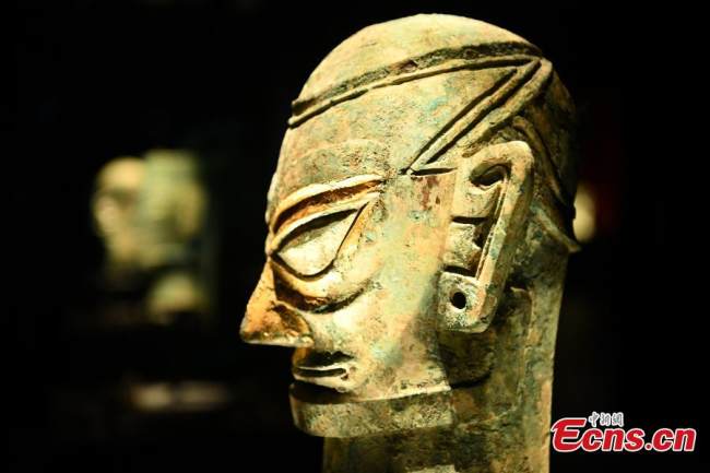Ένα χάλκινο ανθρώπινο κεφάλι που φοράει χρυσή μάσκα εκτίθεται στο Μουσείο Σανσινγκντούι στην επαρχία Σιτσουάν της νοτιοδυτικής Κίνας, στις 29 Μαρτίου 2022. (Φωτογραφία: China News Service)