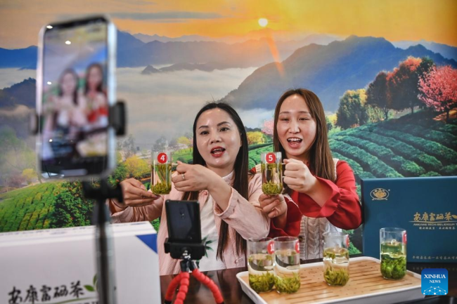 Μια ζωντανή εκπομπή που πωλεί φύλλα τσαγιού (茶叶: cháyè) μέσω κινητού τηλεφώνου διοργανώθηκε στην επαρχία Πίνγκλι, στην επαρχία Σαανσί της βορειοδυτικής Κίνας, στις 4 Απριλίου 2022.