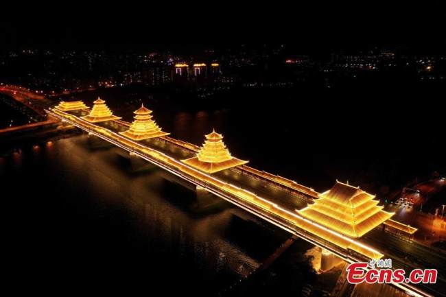 Η υπέροχη νυχτερινή άποψη της γέφυρας Φενγκχουανγκλίνγκ στην πόλη Λιουτζόου, στην Αυτόνομη Περιοχή Γκουανγκσί Τζουάνγκ της νότιας Κίνας, 10 Απριλίου 2022. (Η φωτογραφία παρέχεται στην υπηρεσία China News Service)