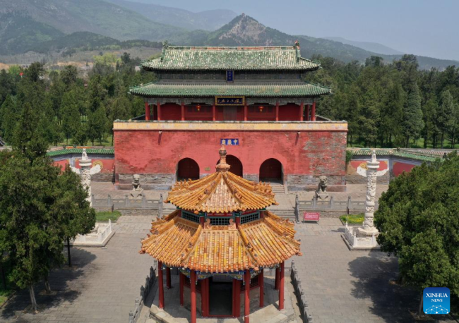 Αεροφωτογραφία που τραβήχτηκε στις 7 Απριλίου 2022, δείχνει τον ναό Τζονγκγιουέ στην Ντενγκφένγκ (登封: Dēng fēng) της επαρχίας Χενάν (河南: Hénán) στην κεντρική Κίνα. (φωτογραφία/Xinhua)