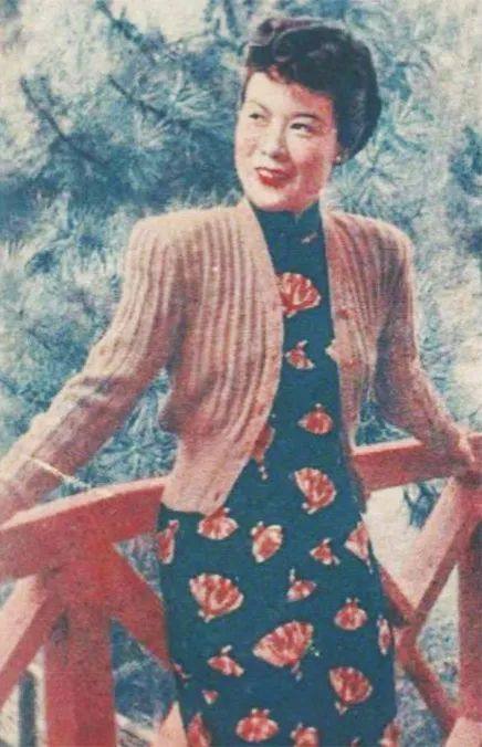 Τα πλεκτά πουλόβερ πάνω από το ασορτί φόρεμα (qipao) ήταν για ένα διάστημα της μόδας. Ευγενική προσφορά του Shanghai Tan