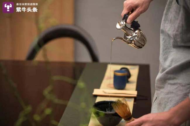 Η φωτογραφία δείχνει τον Χαν Τζεμίνγκ να φτιάχνει ένα φλιτζάνι τσάι. (Φωτογραφία/yangtse.com)