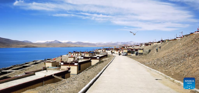 Η φωτογραφία από κινητό που τραβήχτηκε την 1η Μαΐου 2022 δείχνει έναν δρόμο και σπίτια θιβετιανού στιλ στο χωριό Τουιβά στην κομητεία Ναγκαρζέ στο Σαννάν, που βρίσκεται στην αυτόνομη περιοχή του Θιβέτ της νοτιοδυτικής Κίνας.
