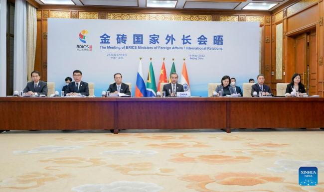 Ο Κινέζος Κρατικός Σύμβουλος και Υπουργός Εξωτερικών Γουάνγκ Γι ενώ προεδρεύει μιας συνεδρίασης των Υπουργών Εξωτερικών των BRICS μέσω βίντεο στο Πεκίνο, πρωτεύουσα της Κίνας, 19 Μαΐου 2022. Στη τηλεδιάσκεψη συμμετείχαν η υπουργός Διεθνών Σχέσεων και Συνεργασίας της Νότιας Αφρικής Ναλέντι Πάντορ, ο υπουργός Εξωτερικών της Βραζιλίας Κάρλος Φράνκα, ο Ρώσος υπουργός Εξωτερικών Σεργκέι Λαβρόφ και ο Ινδός υπουργός Εξωτερικών Σουμπραχμανιάμ Τζαϊσανκάρ. (φωτογραφία/Xinhua)