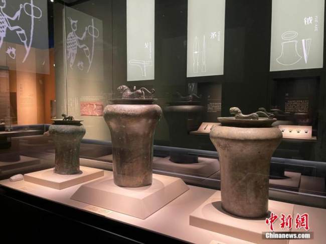 Νεοανακαλυφθέντα αρχαιολογικά ευρήματα παρουσιάζονται για πρώτη φορά στο Μουσείο Γιμπίν, στην επαρχία Σιτσουάν της Νοτιοδυτικής Κίνας, στις 18 Μαΐου 2022. (Φωτογραφία: China News Service)