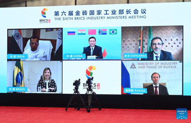 Η Έκτη Σύνοδος Υπουργών Βιομηχανίας των BRICS πραγματοποιείται μέσω τηλεδιάσκεψης στο Σιαμέν, στην επαρχία Φουτζιάν της ανατολικής Κίνας, στις 23 Μαΐου 2022. Οι BRICS είναι το ακρωνύμιο για ένα μπλοκ αναδυόμενων αγορών που ομαδοποιεί τη Βραζιλία, τη Ρωσία, την Ινδία, την Κίνα και τη Νότια Αφρική. (φωτογραφία/Xinhua)