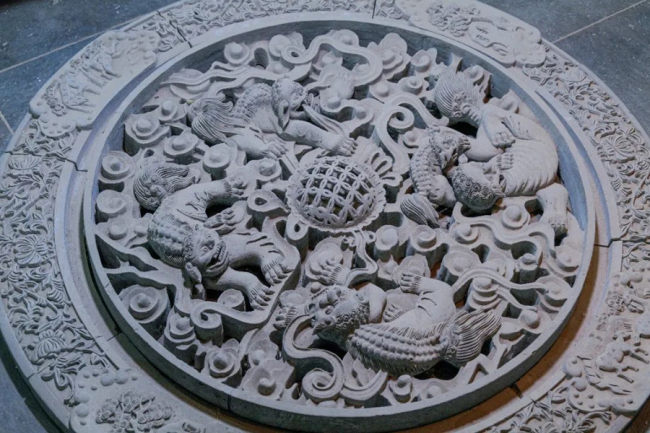Ανάγλυφο τούβλο με μυθικά πλάσματα. [Η φωτογραφία παρέχεται στο chinadaily.com.cn] 