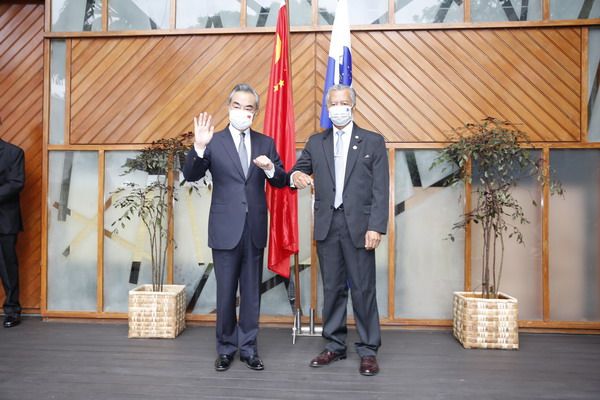 Ο Κινέζος Κρατικός Σύμβουλος και Υπουργός Εξωτερικών Γουάνγκ Γι (αριστερά) συναντά τον Χένρι Πούνα, γενικό γραμματέα του Φόρουμ των Νήσων του Ειρηνικού, στη Σούβα των Φίτζι, 29 Μαΐου 2022.