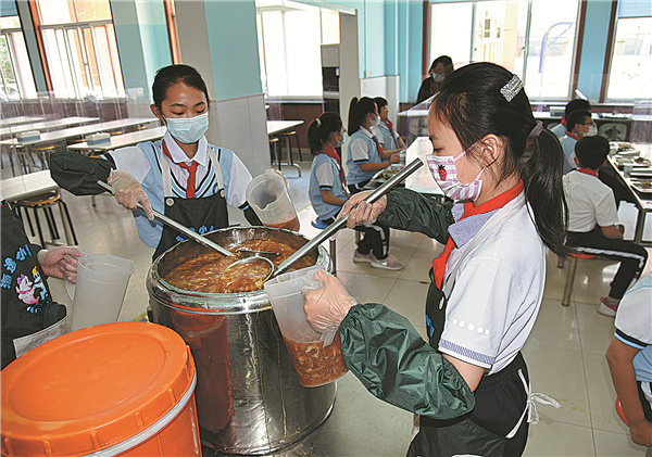 Μαθητές στο Τσινγκντάο, στην επαρχία Σανντόνγκ, εργάστηκαν εθελοντικά για να βοηθήσουν στην καντίνα του σχολείου τους. Αποτελούν μέρος ενός προγράμματος που ξεκίνησε από τις εκπαιδευτικές αρχές στο Τσινγκντάο για να βοηθήσουν τους νέους να αναπτύξουν δεξιότητες ζωής. [Φωτογραφία/Xinhua]