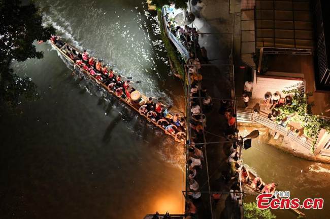 Κάτοικοι συμμετέχουν στη νυχτερινή εκπαίδευση της παρασυρόμενης βάρκας δράκου για να γιορτάσουν το Φεστιβάλ βάρκας-δράκου στην επαρχία Γκουανγκντόνγκ της Νότιας Κίνας, την 1 Ιουνίου 2022. (Φωτογραφία: China News Service)