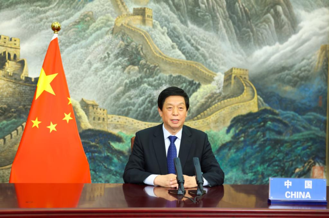 Ο Λι Τζανσού, πρόεδρος της Μόνιμης Επιτροπής του Εθνικού Λαϊκού Συνεδρίου της Κίνας, εκφωνεί ομιλία μέσω σύνδεσης βίντεο στην Κοινοβουλευτική Συνέλευση του Οργανισμού Συνθήκης Συλλογικής Ασφάλειας (CSTO), μετά από πρόσκληση του Βιάτσεσλαβ Βολοντίν, προέδρου της Κοινοβουλευτικής Συνέλευσης του CSTO και της Ρωσικής Κρατικής Δούμας, 6 Ιουνίου 2022. (φωτογραφία/Xinhua)