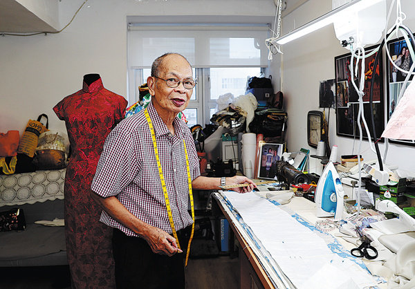 Ο ράφτης Λεόνγκ Λονγκ-Κόνγκ εργάζεται σε ένα στούντιο στο Χονγκ Κονγκ.[Φωτογραφία/Xinhua]
