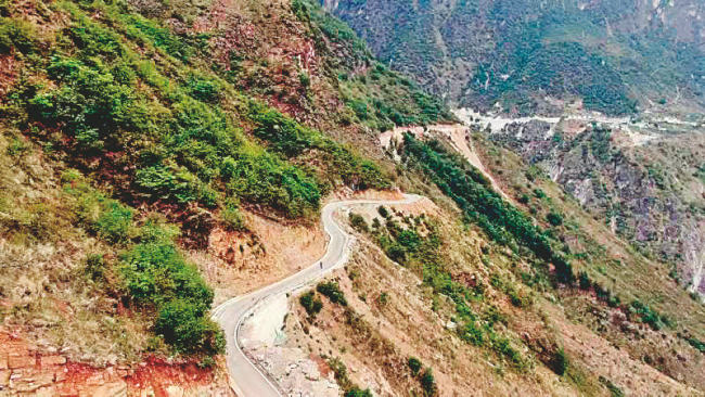 Ο δρόμος «κολλάει» πάνω στις απόκρημνες βουνοπλαγιές. [Φωτογραφία από τον Erik Nilsson/China Daily]