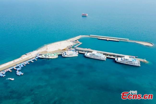 Σκάφη αγκυροβολημένα σε μια προβλήτα στη λίμνη Τσινγκχάι, τη μεγαλύτερη εσωτερική λίμνη θαλασσινού νερού της Κίνας, στην επαρχία Τσινγκχάι της βορειοδυτικής Κίνας. (Φωτογραφία: China News Service)