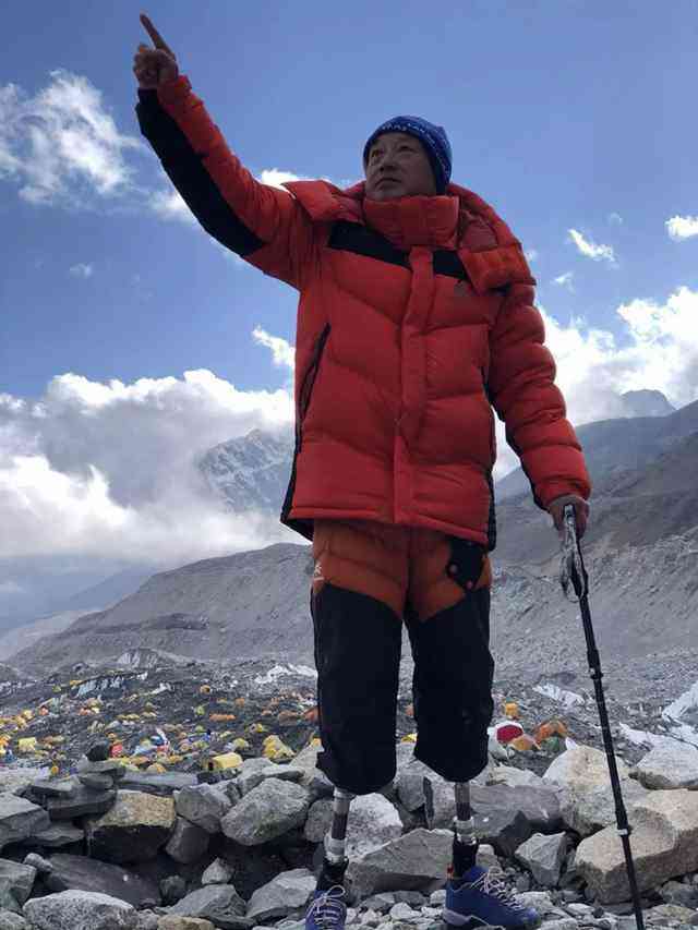Η φωτογραφία δείχνει τον Σια Μπογιού, τον πρώτο διπλά ακρωτηριασμένο Κινέζο ορειβάτη που ανέβηκε στην κορυφή του όρους Τσομολάνγκμα.