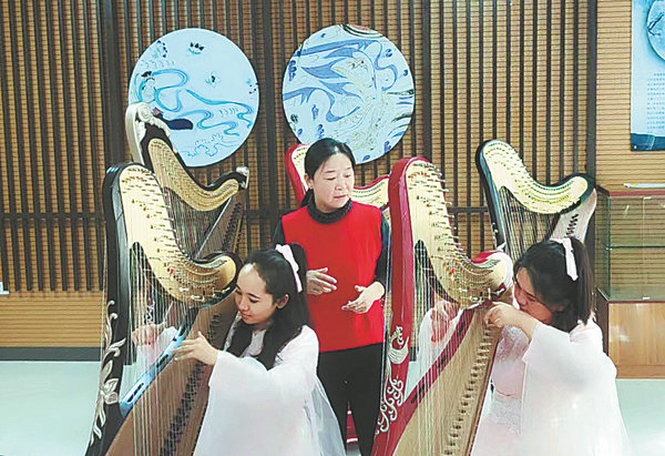 Η Λιανγκ Που βοηθά τους νέους να βελτιώσουν τις δεξιότητές τους στο κονγκχόου. [Η φωτογραφία παρέχεται στην China Daily]