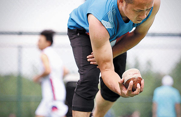 Σε ένα παιχνίδι με σβούρα, ο παίκτης σκοράρει όταν το αντικείμενό του χτυπήσει εκείνο του αντιπάλου και το σπρώξει έξω από τα όρια. Η νίκη μπορεί επίσης να διεκδικηθεί από μια σβούρα που περιστρέφεται περισσότερο από αυτή του αντιπάλου. [Η φωτογραφία παρέχεται στην China Daily]