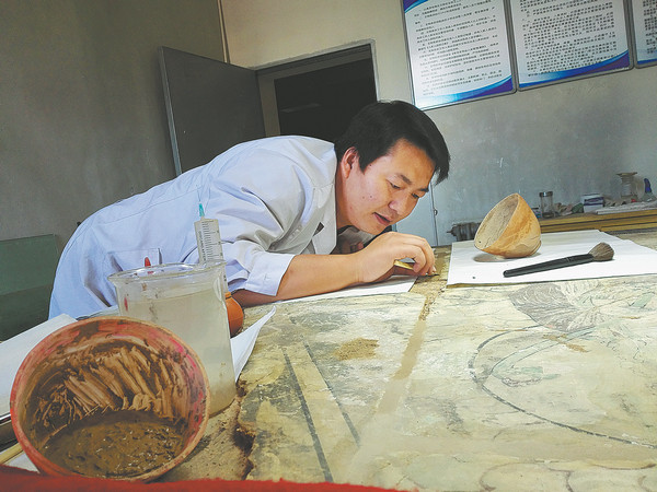 Ερευνητές από την Ακαδημία Ντουνχουάνγκ εργάζονται για την αποκατάσταση των αγαλμάτων και των τοιχογραφιών των Σπηλαίων Τιεντινσάν το 2017. Το πρόγραμμα διατήρησης ολοκληρώθηκε τον Ιούνιο. [φωτογραφία/China Daily]