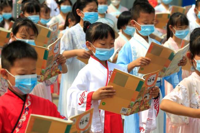 Μαθητές με χάνφου διαβάζουν στο Δημοτικό Σχολείο Σιγουάνγκ στην περιοχή Τσιαοσί του Σιτζιατζουάνγκ, στην επαρχία Χεμπέι. [Η φωτογραφία παρέχεται στο chinadaily.com.cn] 