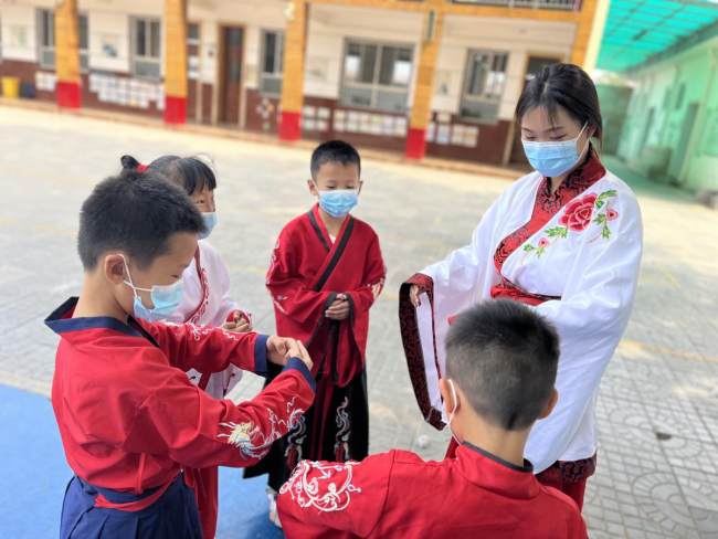 Οι μαθητές στο Δημοτικό Σχολείο Σιγουάνγκ στην περιοχή Τσιαοσί του Σιτζιατζουάνγκ, στην επαρχία Χεμπέι, μαθαίνουν την παραδοσιακή εθιμοτυπία. [Η φωτογραφία παρέχεται στο chinadaily.com.cn] 