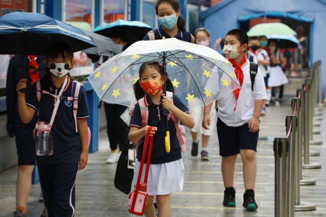 Οι μαθητές από το δημοτικό έως το γυμνάσιο στο Πεκίνο ξανάρχισαν τη μαθητική ζωή στα σχολεία τους τη Δευτέρα, καθώς το τελευταίο κύμα της επιδημίας COVID-19 εξασθενεί. [Φωτογραφία /chinadaily]