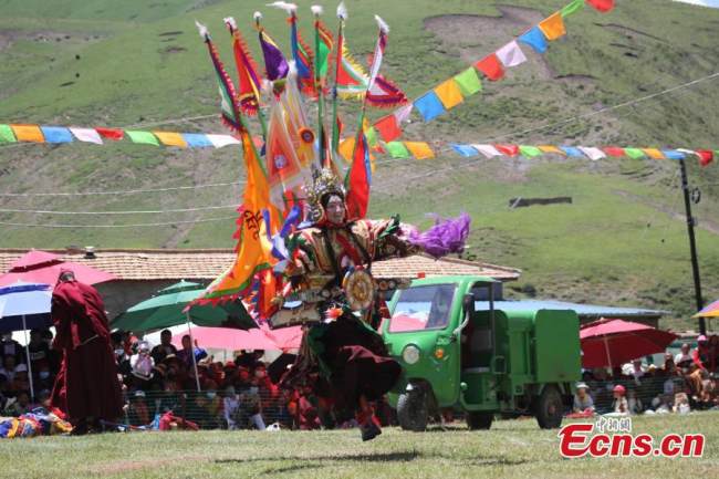 Ένας ερμηνευτής από τον Θίασο της Θιβετιανής Όπερας του Θιβέτ, παίζει ένα κομμάτι της όπερας που είναι βασισμένη στο Έπος του Βασιλιά Γκεσάρ στην κομητεία Μπάνμα, στην επαρχία Τσινγκχάι. (Η φωτογραφία παρέχεται στην υπηρεσία China News Service) 
